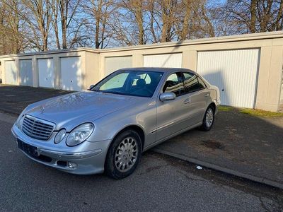 Silber Gebraucht 2002 Mercedes E240 Elegance Limousine | 2.999 € (Guter Preis)