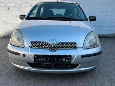Usata Toyota Yaris 86 CV (63 kW) 2001 Argento Utilitaria