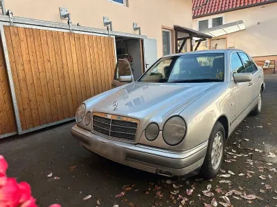 Gebraucht Mercedes E230 150 PS (110 kW) 1997 Silber Limousine
