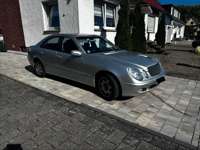 Gebraucht Mercedes E240 177 PS (130 kW) 2002 Silber Limousine