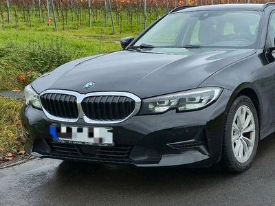 Schwarz Gebraucht 2020 BMW 318 Luxury Line Kombi | 19.300 € (Fairer Preis)