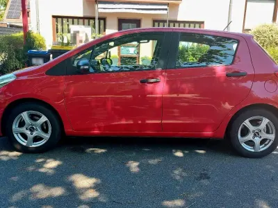 Gebraucht Toyota Yaris 69 PS (50 kW) 2013 Rot Kleinwagen