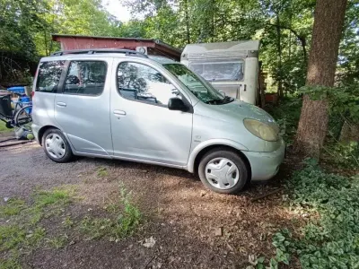 Gebraucht Toyota Yaris Verso 106 PS (77 kW) 2000 Silber Van / Kleinbus