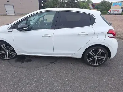 Gebraucht Peugeot 208 Allure 120 PS (88 kW) 2018 Weiß Kleinwagen