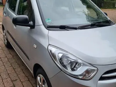 Gebraucht Hyundai i10 Edition 69 PS (50 kW) 2012 Silber Kleinwagen