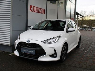 Weiß Gebraucht 2022 Toyota Yaris Hybrid Team Limousine | 19.990 € (Fairer Preis)