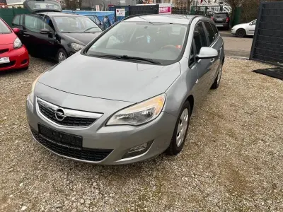 Gebraucht Opel Astra 95 PS (69 kW) 2011 Silber Kombi