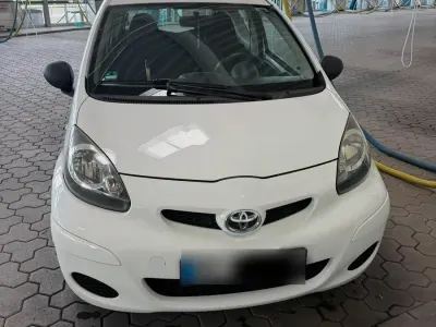Gebraucht Toyota Aygo 68 PS (50 kW) 2010 Weiß Kleinwagen