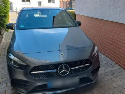 Gebraucht Mercedes B200 163 PS (119 kW) 2024 Grau Van / Kleinbus