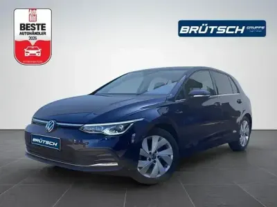Gebraucht VW Golf VIII Style 150 PS (110 kW) 2022 Atlantic blue metallic Limousine
