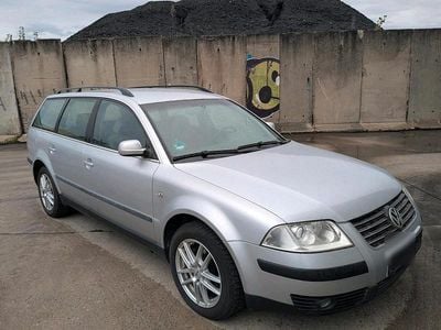 Silber Gebraucht 2002 VW Passat Kombi | 950 €