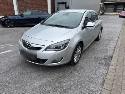 Gebraucht Opel Astra Edition 140 PS (102 kW) 2010 Silber Limousine