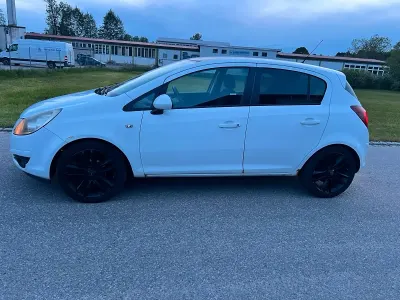Gebraucht Opel Corsa 80 PS (58 kW) 2009 Weiß Kleinwagen