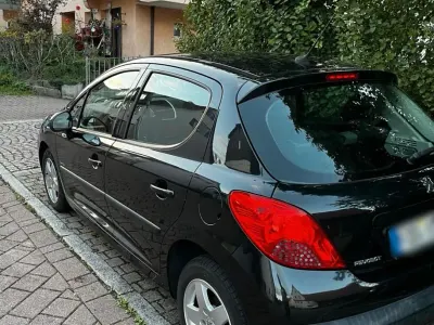 Gebraucht Peugeot 207 95 PS (69 kW) 2008 Schwarz Kleinwagen