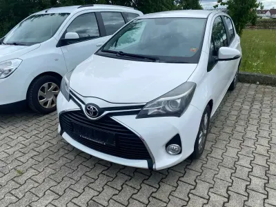 Gebraucht Toyota Yaris Basis 69 PS (50 kW) 2015 Weiß Kleinwagen
