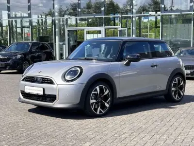 Gebraucht Mini Cooper Favoured 156 PS (114 kW) 2024 Melting silver iii (metallic) Kleinwagen