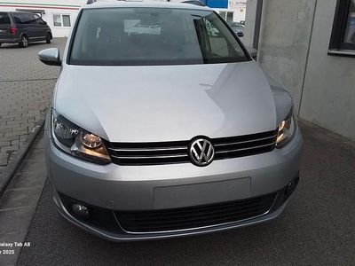 Silber Gebraucht 2015 VW Touran Comfortline Van / Kleinbus | 6.990 € (Teuer)