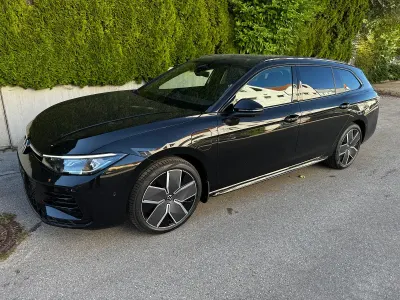 Neu VW Passat R-line 360 PS (264 kW) 2026 Grenadillschwarz metallic Kombi