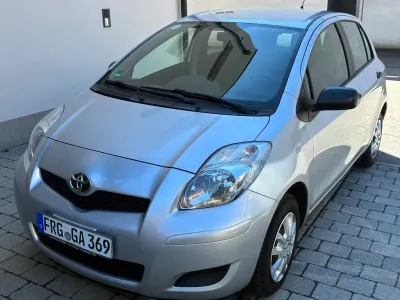 Gebraucht Toyota Yaris Cool 69 PS (50 kW) 2011 Silber Kleinwagen