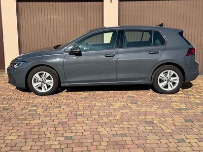Gebraucht VW Golf VIII Life 131 PS (96 kW) 2024 Grau Limousine