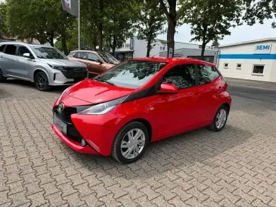 Gebraucht Toyota Aygo X-play 69 PS (50 kW) 2016 Rot Kleinwagen