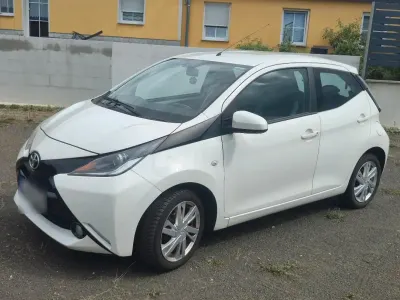 Gebraucht Toyota Aygo 69 PS (50 kW) 2015 Weiß Kleinwagen