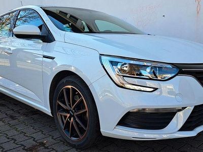 Gebraucht Renault Mégane IV Life 116 PS (85 kW) 2019 Weiß Limousine