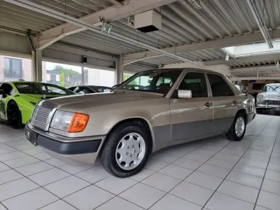 Gebraucht Mercedes 230 133 PS (97 kW) 1992 Silber Limousine
