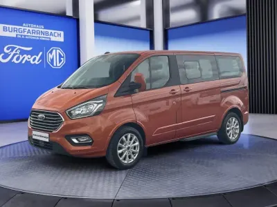 Gebraucht Ford Tourneo Titanium 170 PS (125 kW) 2023 Orange Van / Kleinbus
