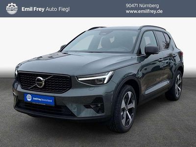 Neu Volvo XC40 Plus 163 PS (119 kW) 2026 Forest lake metallic SUV