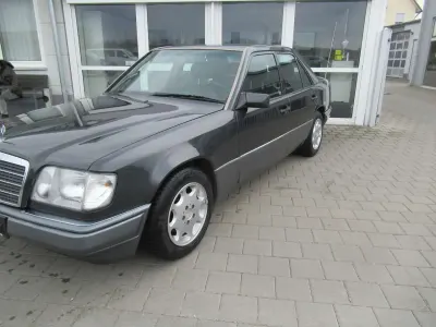 Gebraucht Mercedes E220 150 PS (110 kW) 1995 Schwarz Limousine