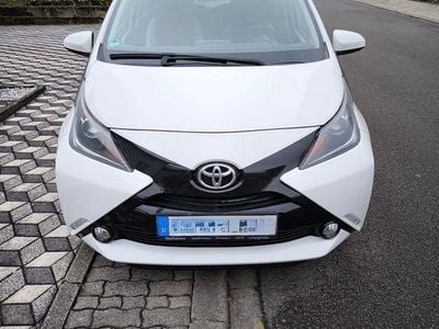 Weiß Gebraucht 2016 Toyota Aygo Play Kleinwagen | 6.666 € (Guter Preis)