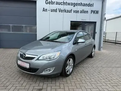 Gebraucht Opel Astra Design Edition 116 PS (85 kW) 2011 Silber Limousine