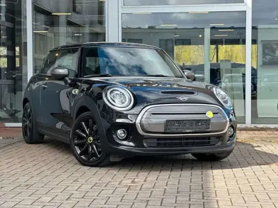 Gebraucht Mini Cooper SE 135 kW (184 PS) 2021 Midnight black metallic Kleinwagen