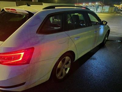 Weiß Gebraucht 2017 Skoda Superb Kombi | 15.700 € (Guter Preis)