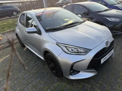 Gebraucht Toyota Yaris Hybrid Style 131 PS (96 kW) 2024 Shimmering silver Limousine