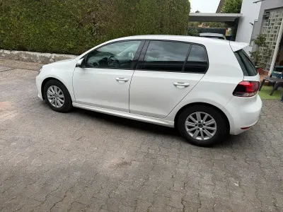 Gebraucht VW Golf VI 105 PS (77 kW) 2011 Weiß Kleinwagen