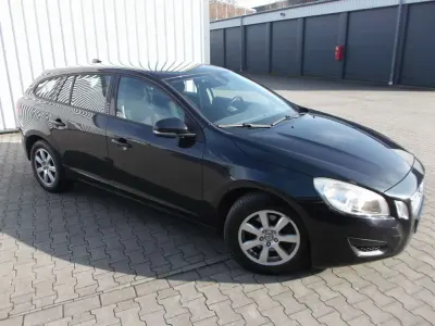 Gebraucht Volvo V60 Momentum 150 PS (110 kW) 2012 Schwarzmetallic. Kombi
