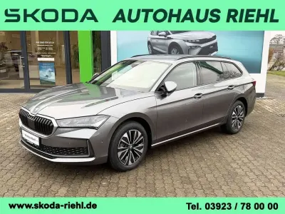 Neu Skoda Superb Selection 193 PS (141 kW) 2026 Graphitegrau metallic Kombi