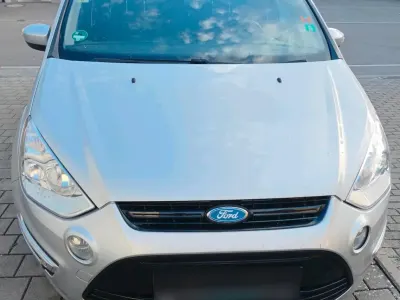 Gebraucht Ford S-MAX Champions Edition 140 PS (102 kW) 2013 Silber Van / Kleinbus