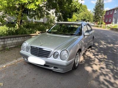 Mercedes E200