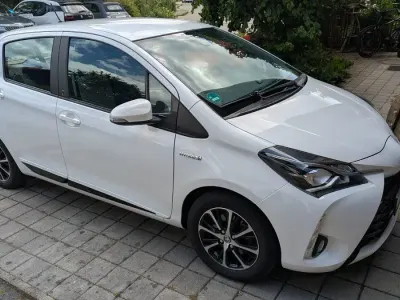 Gebraucht Toyota Yaris Hybrid Team 75 PS (55 kW) 2018 Weiß Limousine