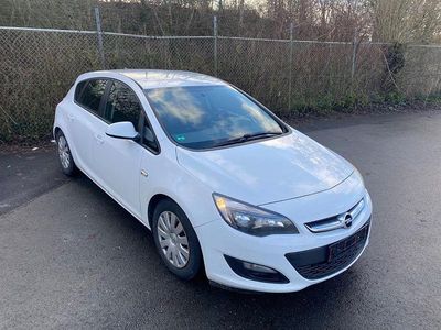 Weiß Gebraucht 2015 Opel Astra Limousine | 2.390 €