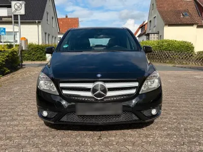 Gebraucht Mercedes B180 122 PS (89 kW) 2013 Schwarz Kleinwagen