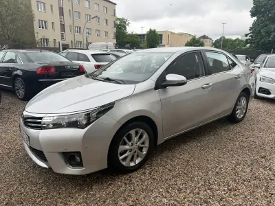 Używany Toyota Corolla 132 KM (97 kW) 2014 Srebrny Sedan/Limuzyna