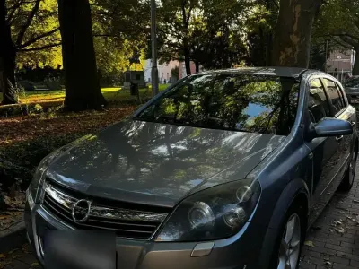 Używany Opel Astra 120 KM (88 kW) 2007 Srebrny Sedan/Limuzyna