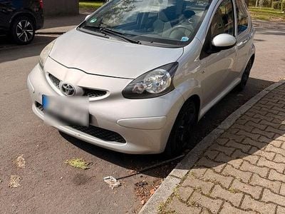 Second-hand Toyota Aygo 67 CP (49 kW) 2006 Argintiu Hatchback