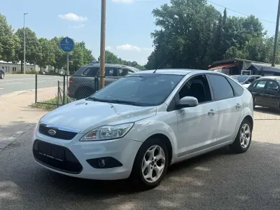 Gebraucht Ford Focus Viva 101 PS (74 kW) 2011 Frostweiß Kleinwagen