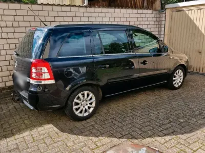 Gebraucht Opel Zafira 116 PS (85 kW) 2011 Schwarz Van / Kleinbus