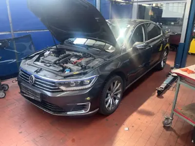 Gebraucht VW Passat GTE 156 PS (114 kW) 2017 Mangangrau metallic Limousine